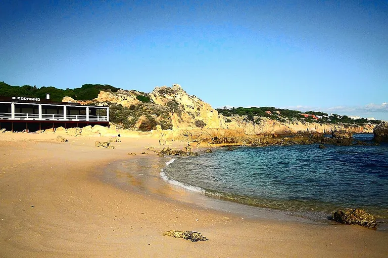 Areia dourada e mar cristalino da Praia dos Arrifes no Algarve.