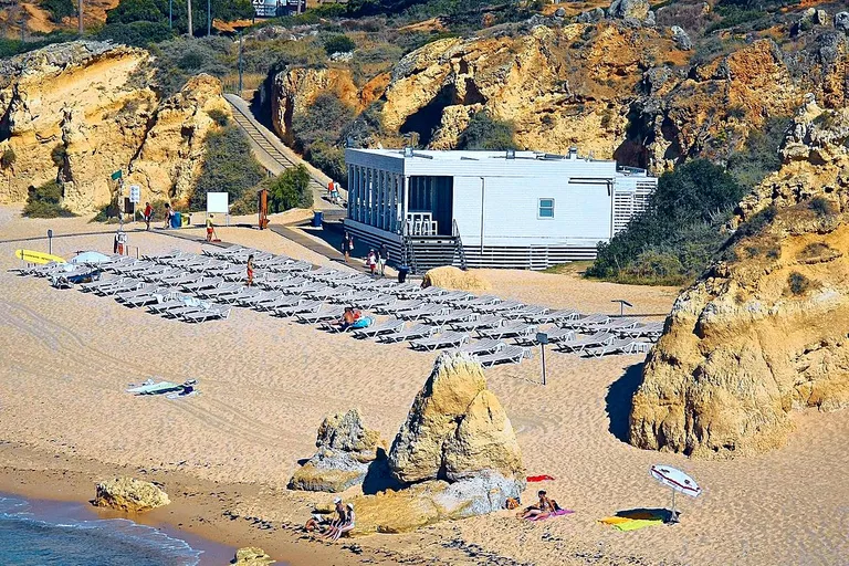 Falésias esculpidas e grutas naturais na Praia de São Rafael, junto à Vivenda Vilhegas.
